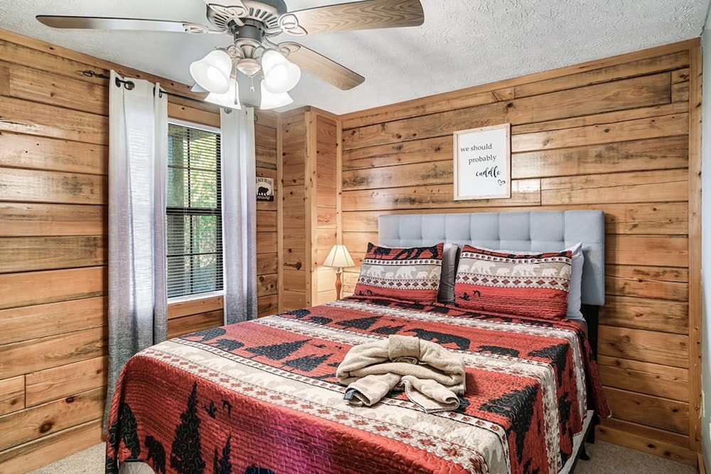 Stunning Cabin w Hot Tub Pool Table Arcades