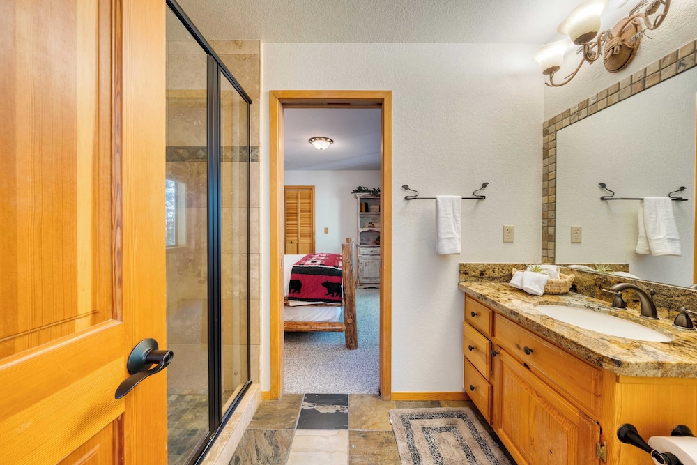 Cozy Escape w/ Hot Tub + Deck & Access to Tahoe Donner & Skiing Alpenglow Chalet by Avantstay