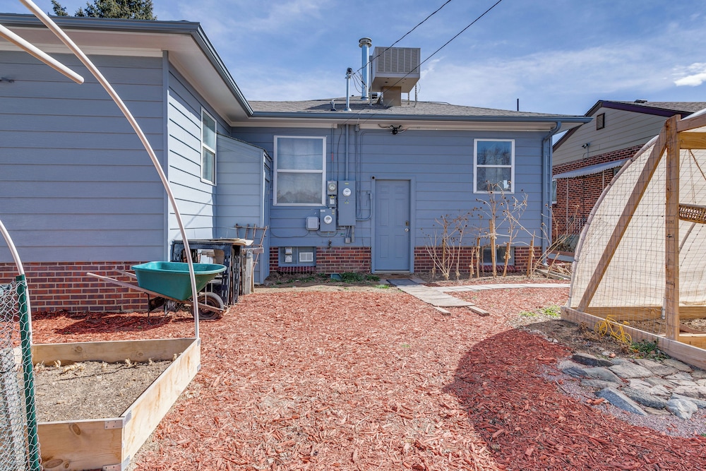 7 Mi to Denver: Inviting Aurora Home w/ Yard!
