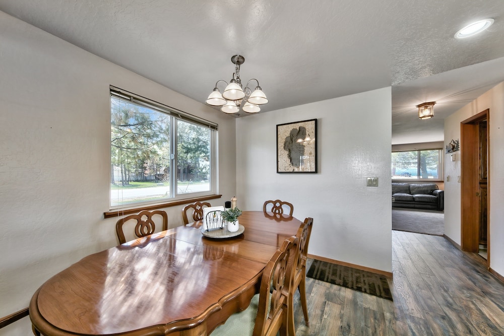 853p Lakeside Beach 4 Bedroom Home