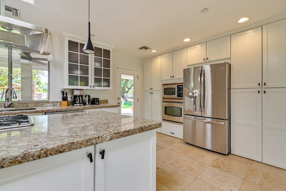Private Paradise Valley Oasis: Hot Tub, Large Yard