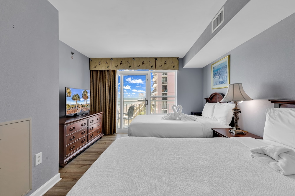 Stunning Condo Overlooking Ocean
