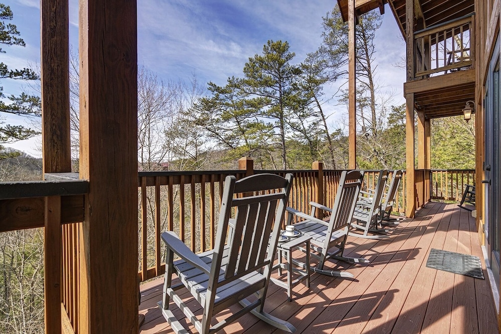 Appalachian Lodge - 4 Bedrooms, 4 Baths, Sleeps 14 Home by RedAwning