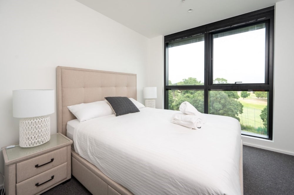 Luxury Melbourne With Albert Park Views - Image 5