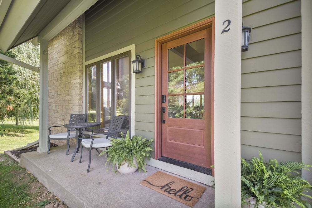 Private Hot Tub + Game Room: Galena Territory Home