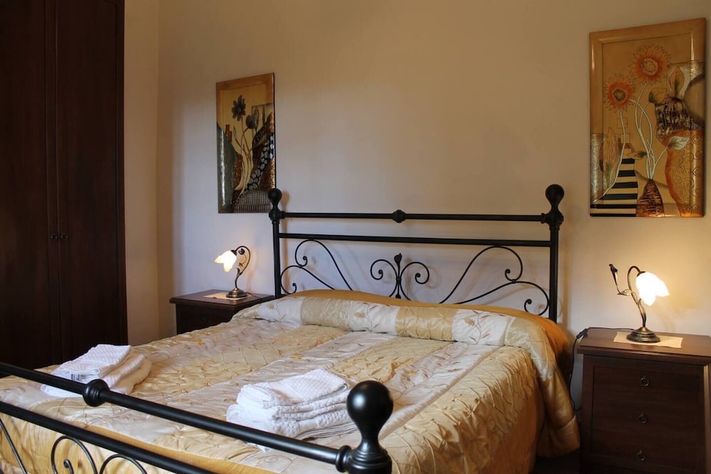 Charming 5-bed Villa in Pitigliano Tuscany view 3