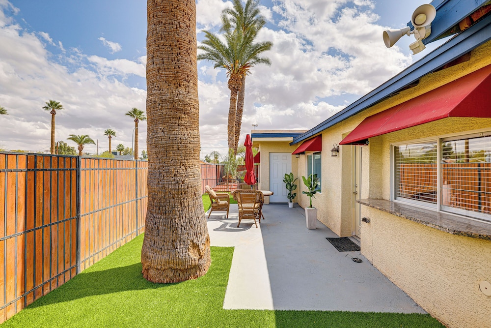 5 Mi to Phoenix Zoo: Poolside Paradise!