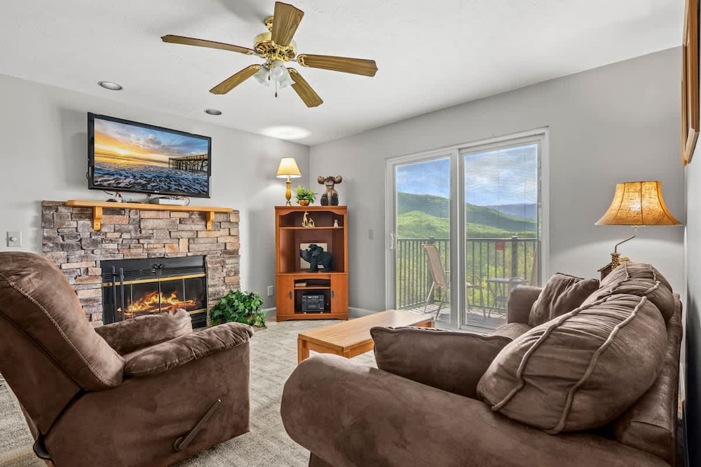 Mountain Views Indoor Pool Hot Tub Sleeps 4