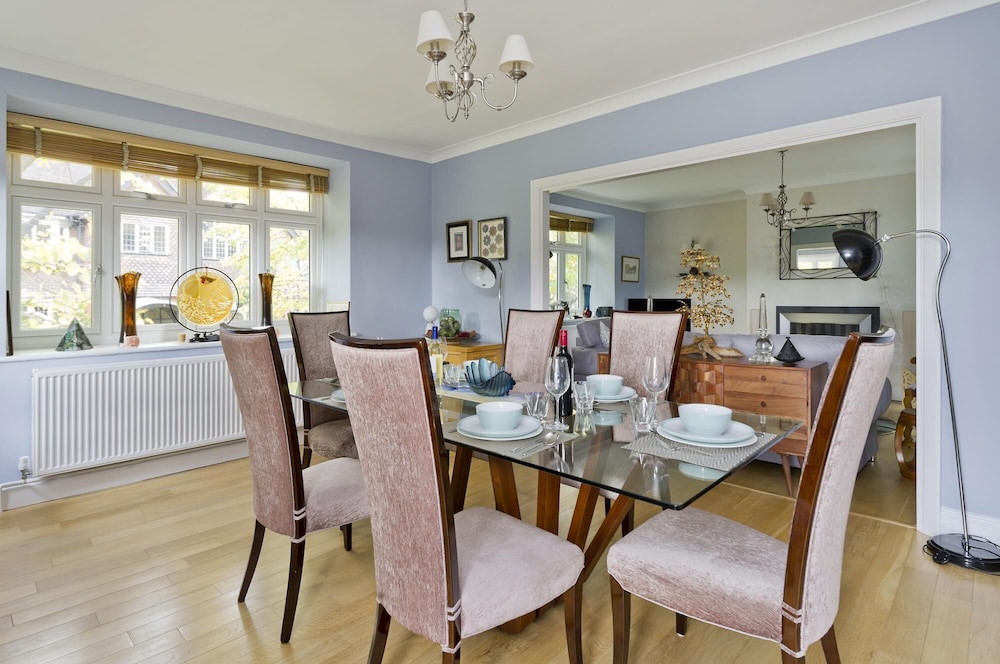Delightful Apartment in Prime Location Near Hampstead Heath by Underthedoormat