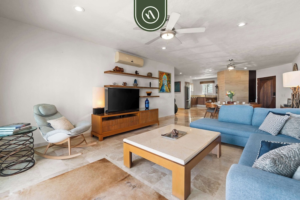 Stunning 2 BR Condo - Oceanview Terrace - Downtown