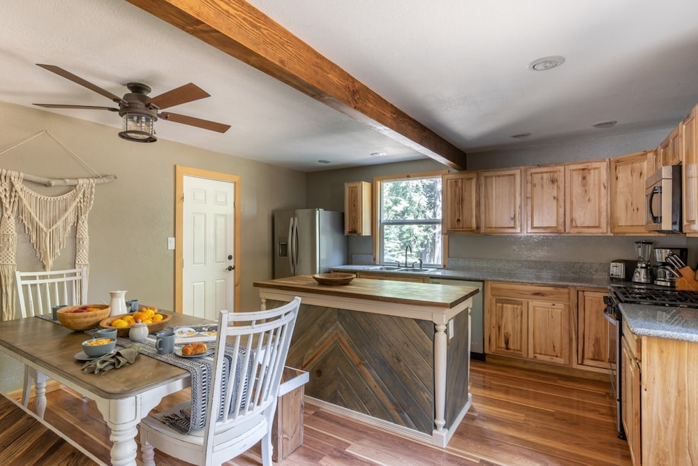 Sweet Pine Deck + Hot Tub, Cozy Modern Interior Close to Ski Resort! view 3