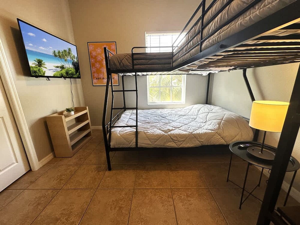 Very Near Disney 3 Bd Condo Walmart 1 min Away