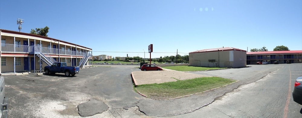 Deluxe Inn