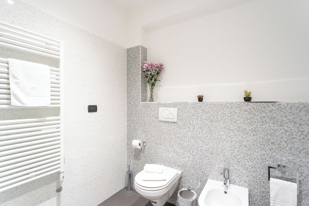 White Flat in Como City Center by Rent all Como
