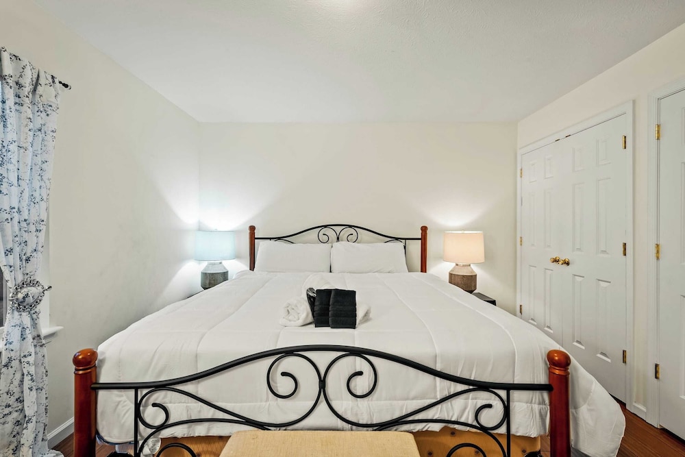 Birch Hollow by Avantstay Cozy Poconos Home w/ Fireplace, Soaking Tub & Kids Play Area