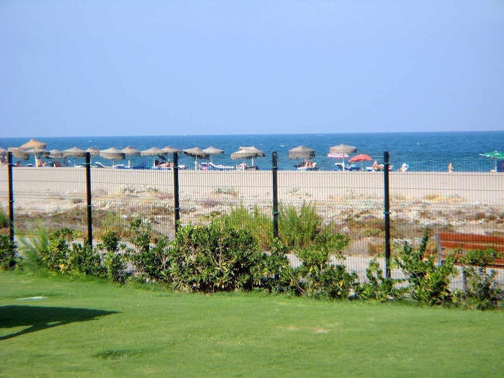 VenAVera E21B - 1 Bedroom/1Bath Beachfront WIFI