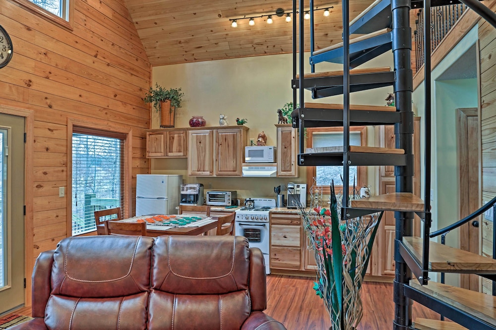 Cozy East Bernstadt Cabin w/ Porch  Fishing Lake! - Property Image 11
