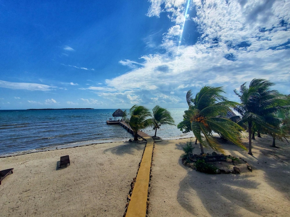 Lucky Duck Villa - Huge Beachfront Pool and Pier