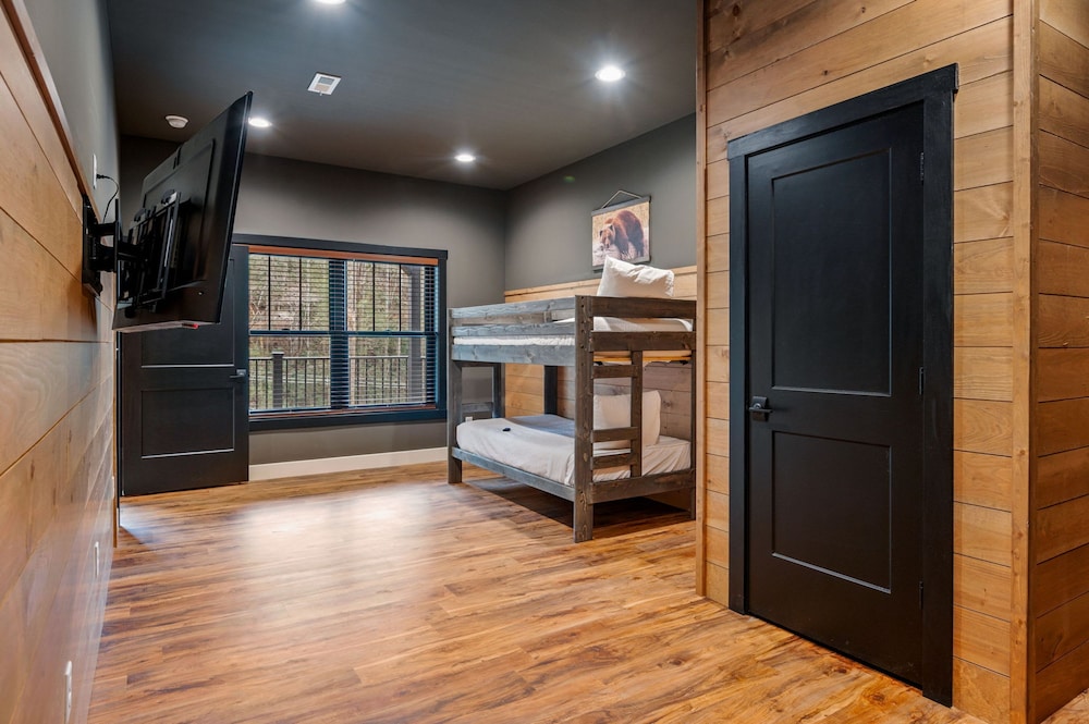 Game Room-hot Tub-10 Mins to Downtown Gatlinburg