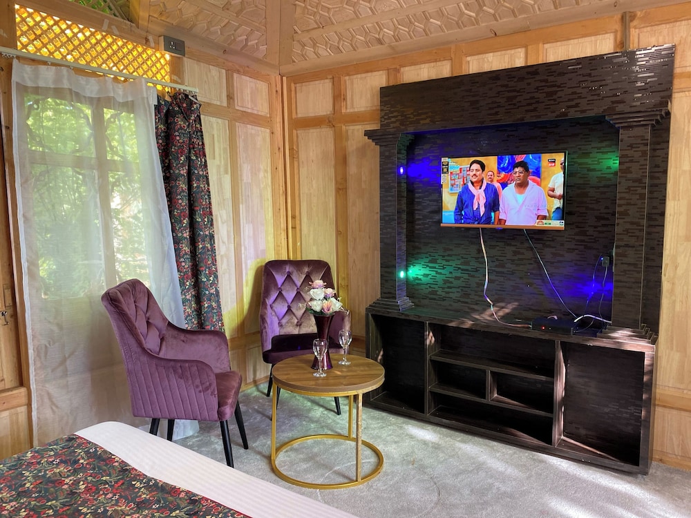 The Apollo 11 Heritage Luxury Houseboat