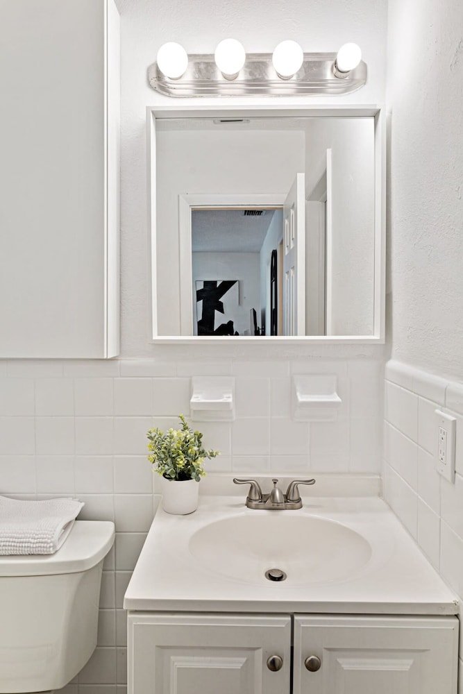 Lovely 2 BR Condo With Free Parking on Premises