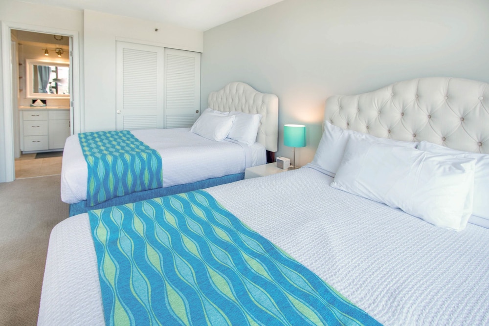 Waikiki Banyan - Ocean View Tower 1 Suite 3209 view 3