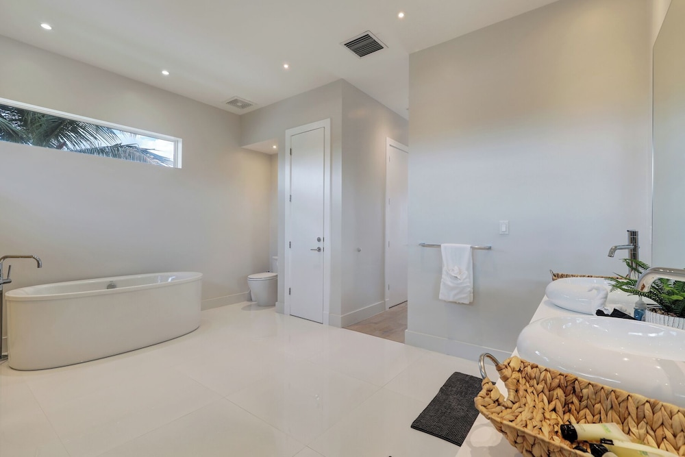 Luxurious Beach Retreat w/ Heated Pool&basketball