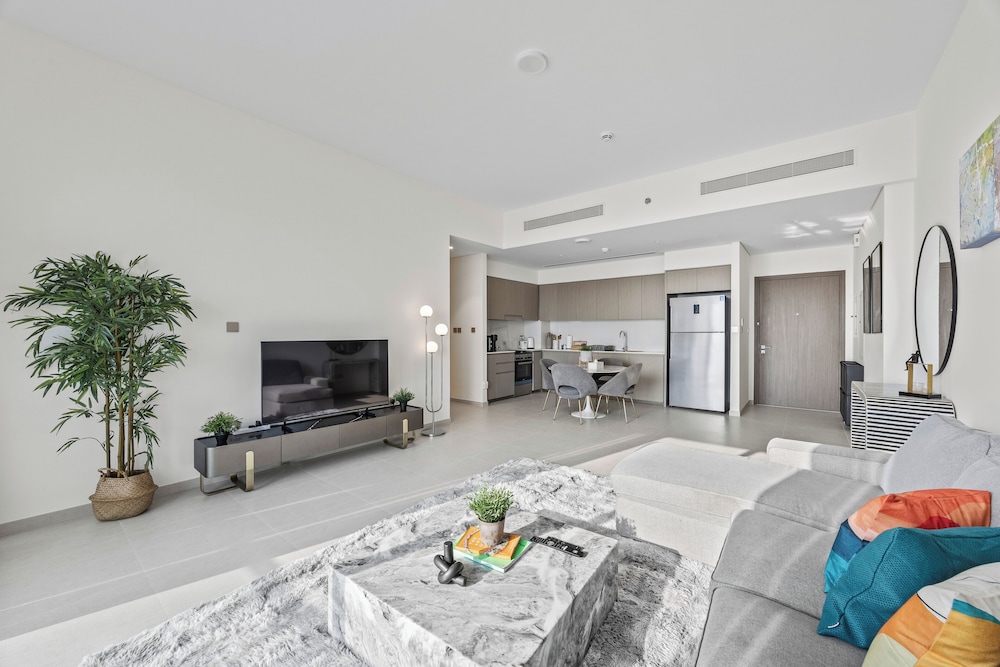Luxury City Stay Near Mall and Pool