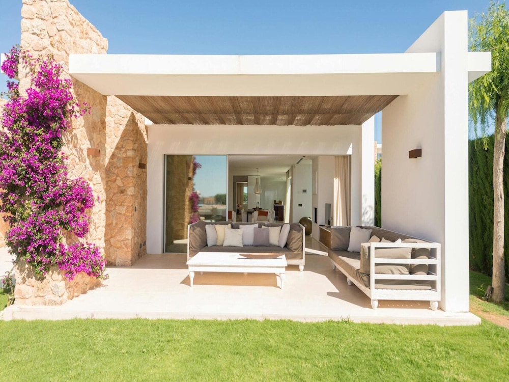 Stunning Villa With Modern Appliances