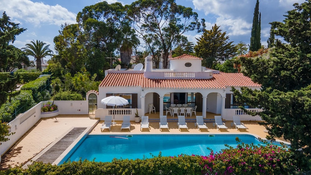 Joana Stunning Villa IS A 10 MIN Walk TO THE BEA