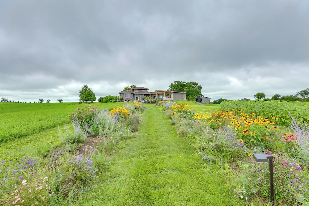 Outdoor Oasis: Luxe Flat in Mt Horeb!