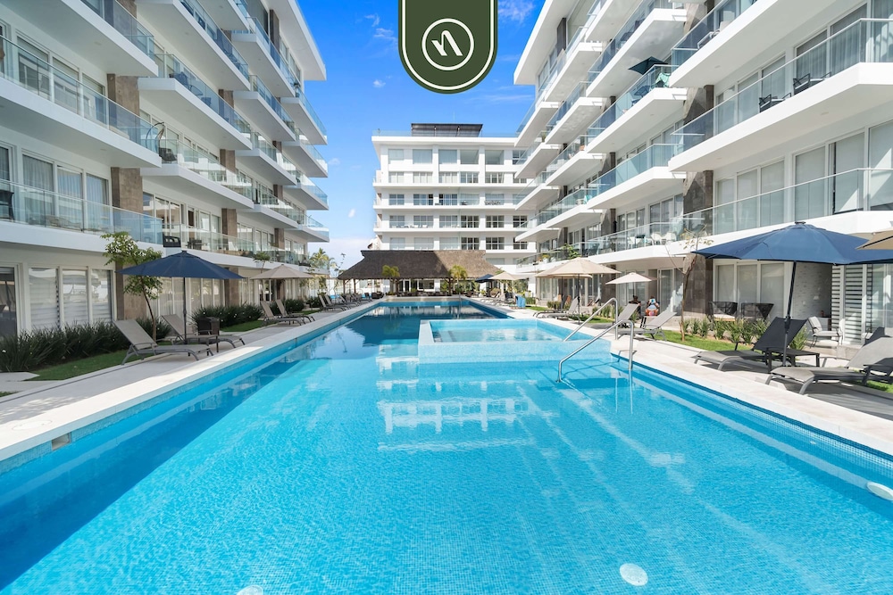 Tropical 2 BR Retreat - Close to the Beach - Pool