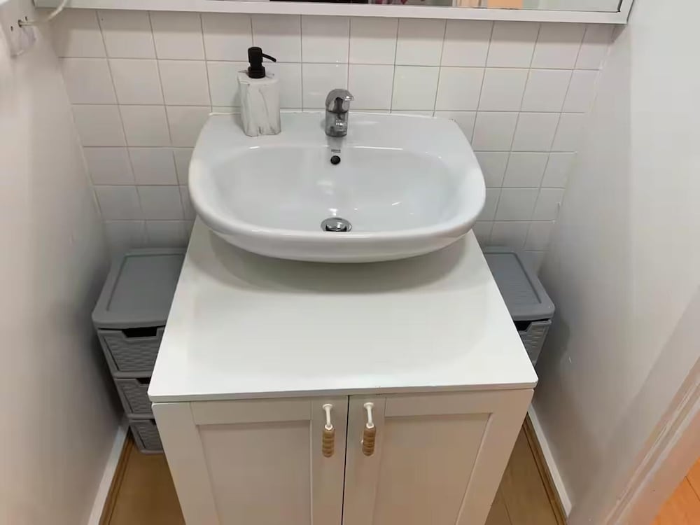4 Guests - Free Parking - Easy Access to London