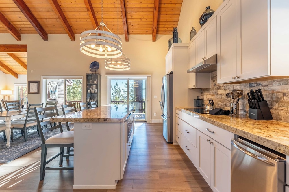 Views + Mins to Skiing, Lake, & Incline Village Incline Serenity by Avantstay