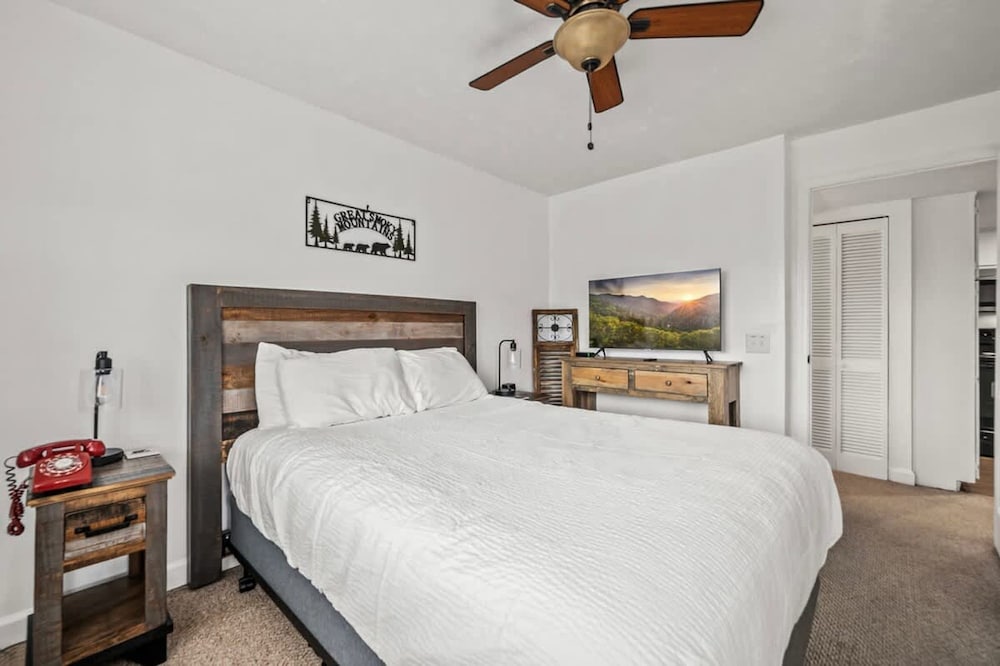 Sleeps 4 Mountain Views Indoor Pool Hot Tub