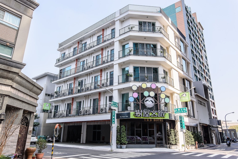 Treehouse Hostels