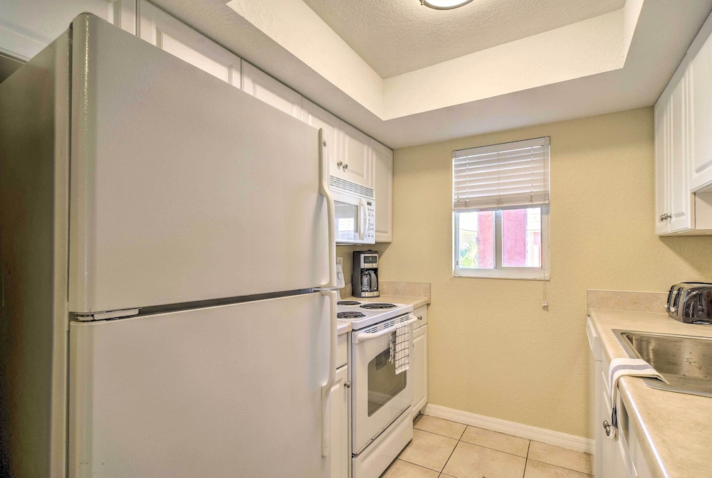 Sunny Indian Rocks Beach Condo: Steps to Gulf!