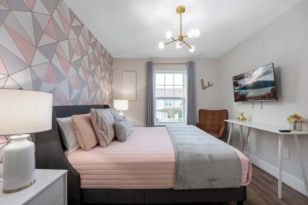 Beautiful 4BR Home w/ Modern Design