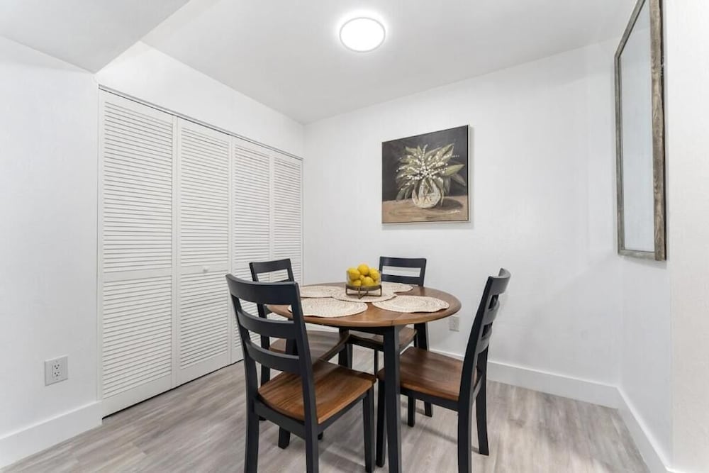 Cozy Modern Apartment - Near Shands & VA
