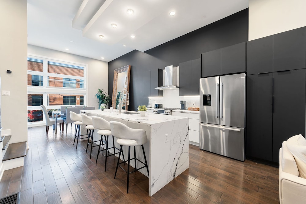 Magnificent NEW Home w 8 Beds Free Parking