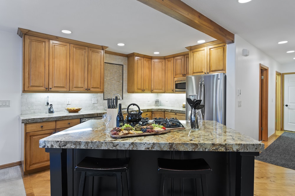 Deer Lake Village at Deer Valley Resort - Two Bedroom Condo with Hot Tub #2426 2 Condo