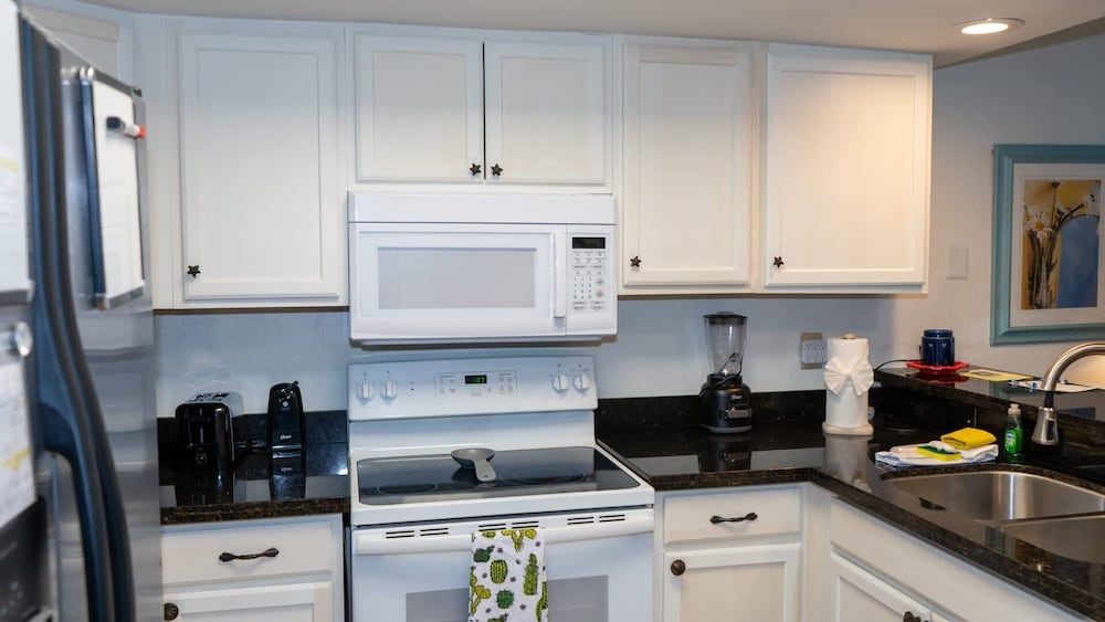 Cozy Family Retreat Steps To Beach Pool / Hot 2 Bedroom Apts