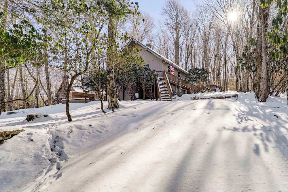 2 Mi to Skiing: Blue Ridge Mtn Cabin w/ Hot Tub!
