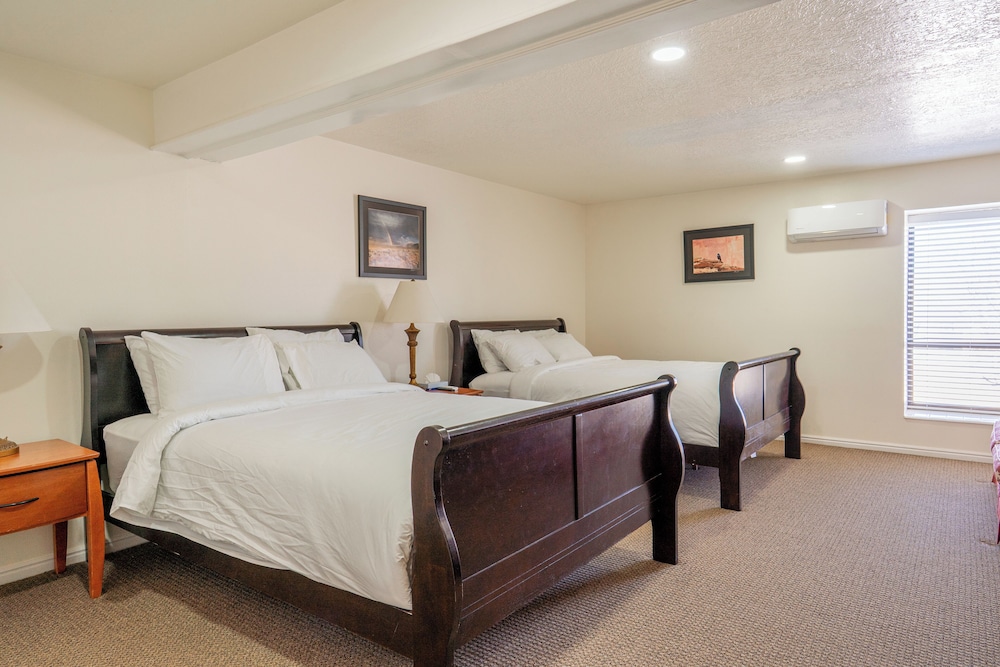 Road Creek Inn