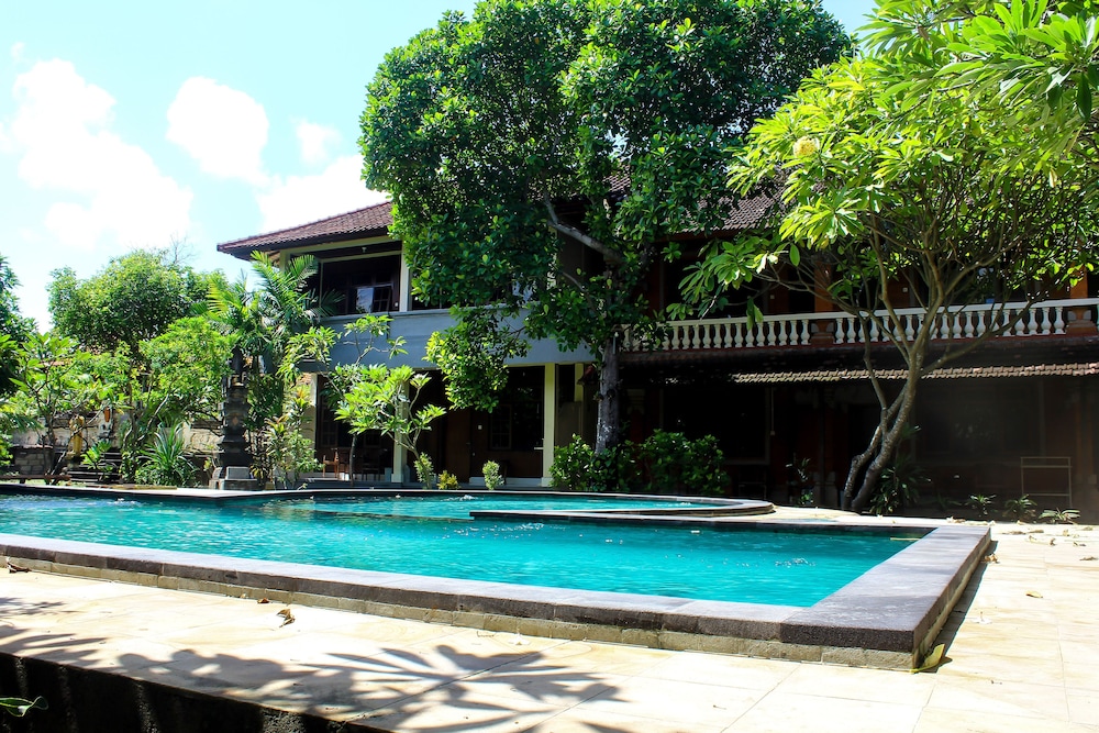 Budhi Beach Inn
