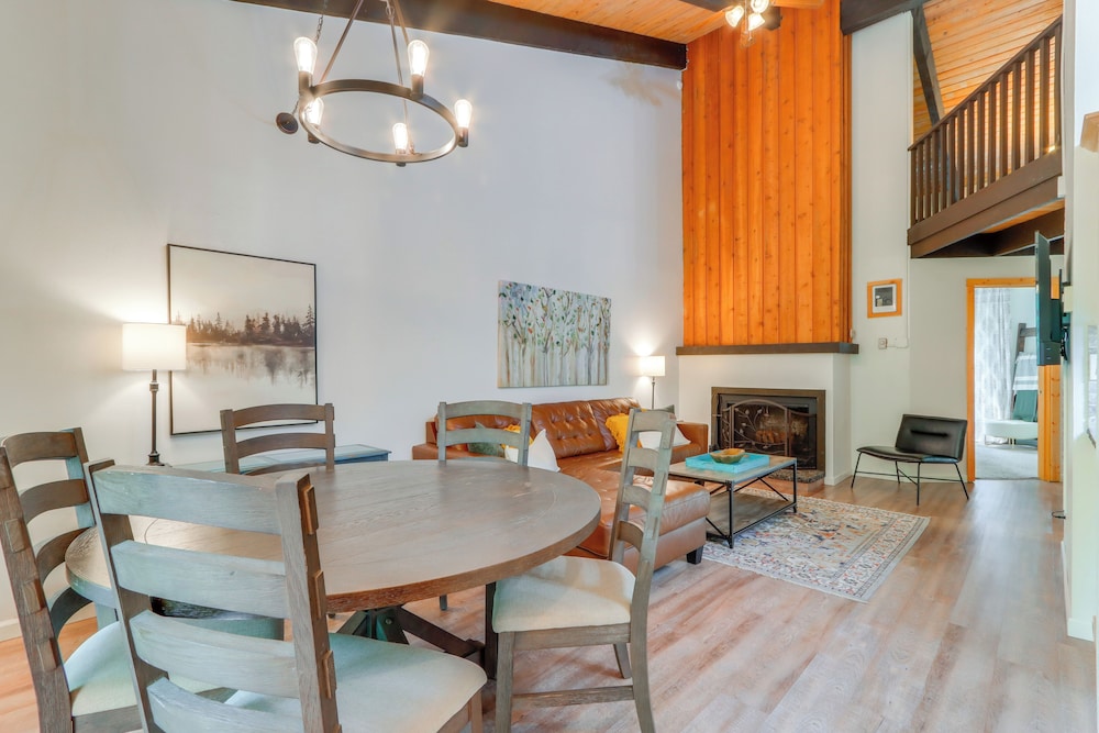 Walk to Twin Lakes: All-season Idaho Condo!