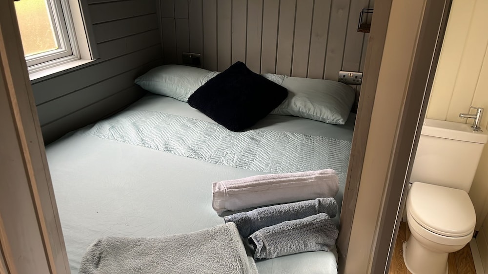 Cabin - Sleeps 2 hot tub & Parking view 3