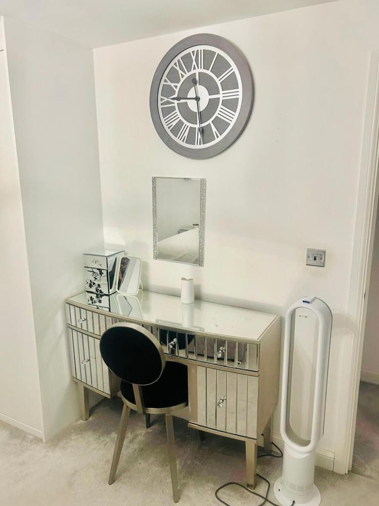 High END Spacious 4 Bed House - Free Parking