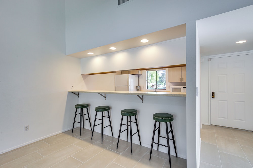 Pet-friendly Palm Desert Retreat: Golf Course View