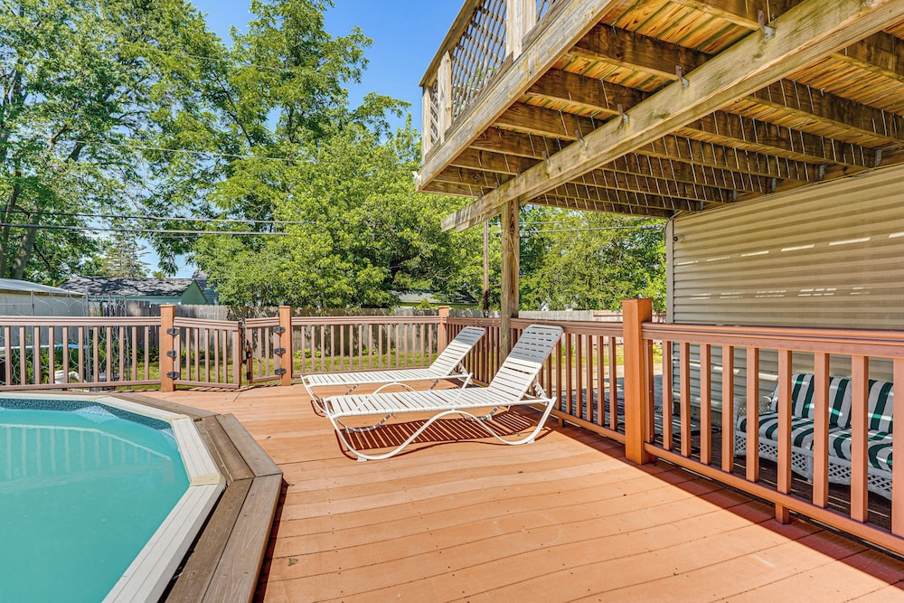 Private Pool & Yard: Pet-friendly Home in Toledo